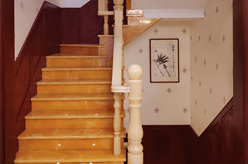 虎林中式别墅室内汉白玉石楼梯的定制安装装饰效果
